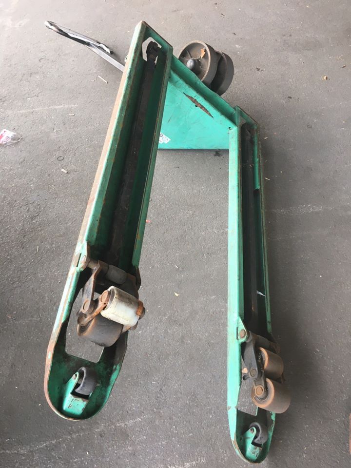 Bánh xe nâng tay bị hao mòn