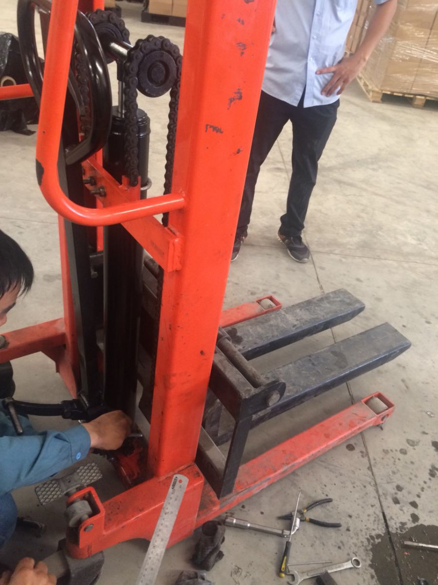 Kiểm tra bơm và tháo pen thủy lực ra khỏi xe nâng tay cao