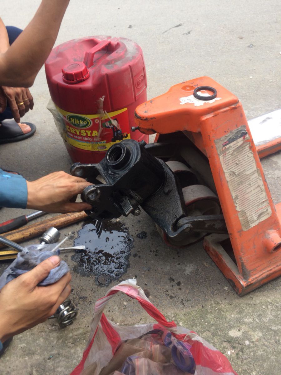 Thay phốt ty ben lớn xe nâng tay