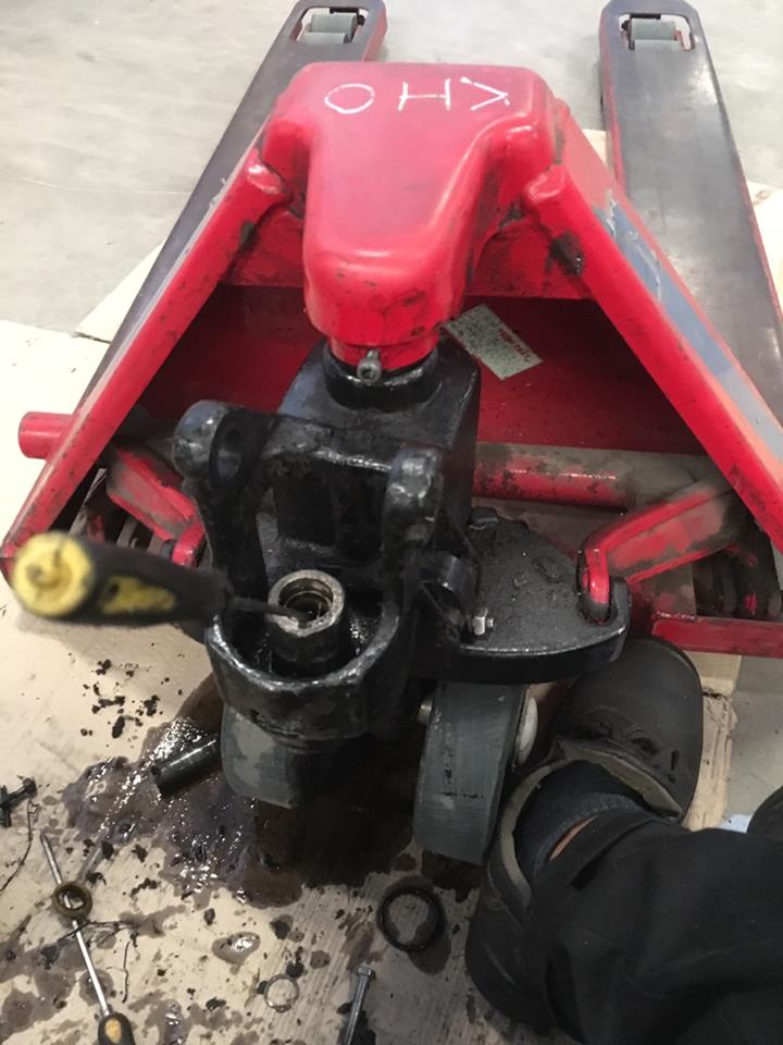 Thay phốt ty bơm xe nâng tay