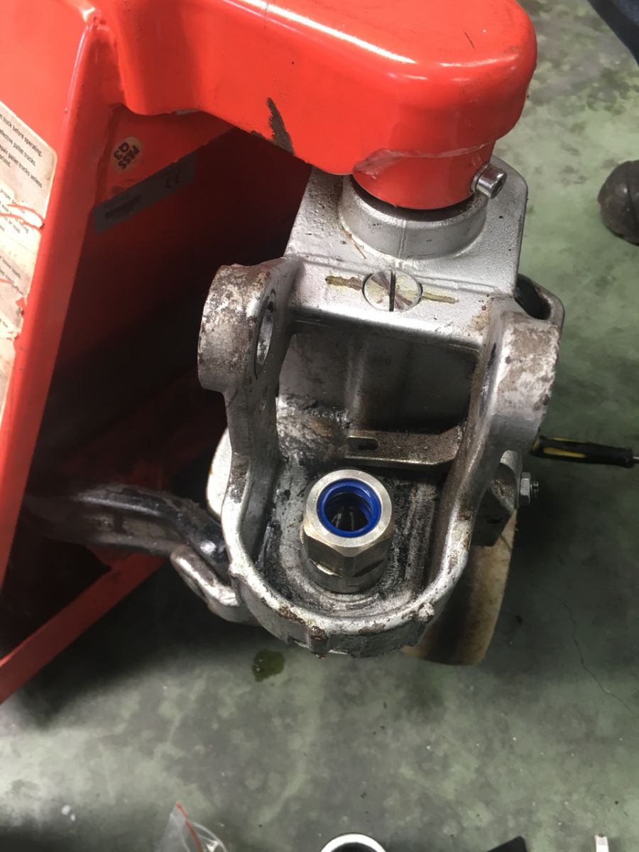 Thay phốt ty bơm xe nâng tay