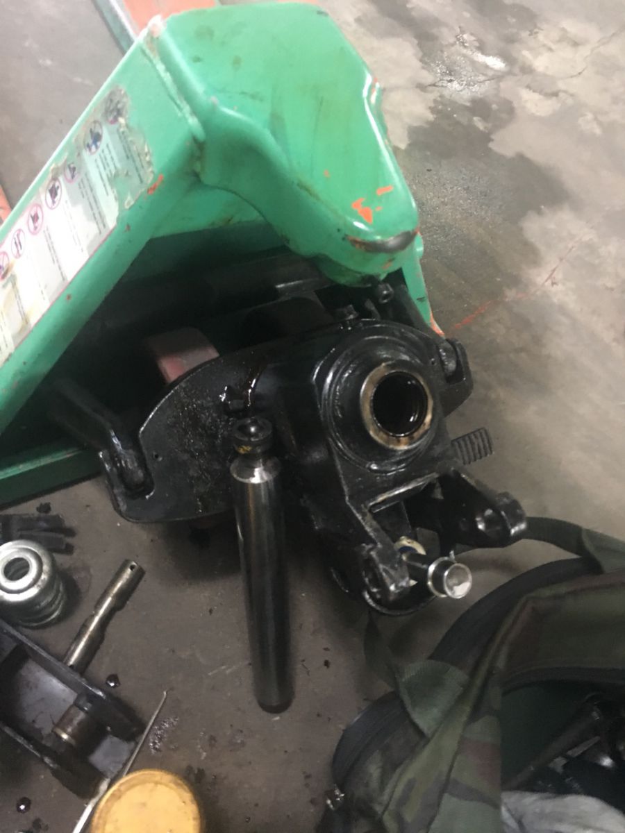 Thay sin phốt ty ben xe nâng tay