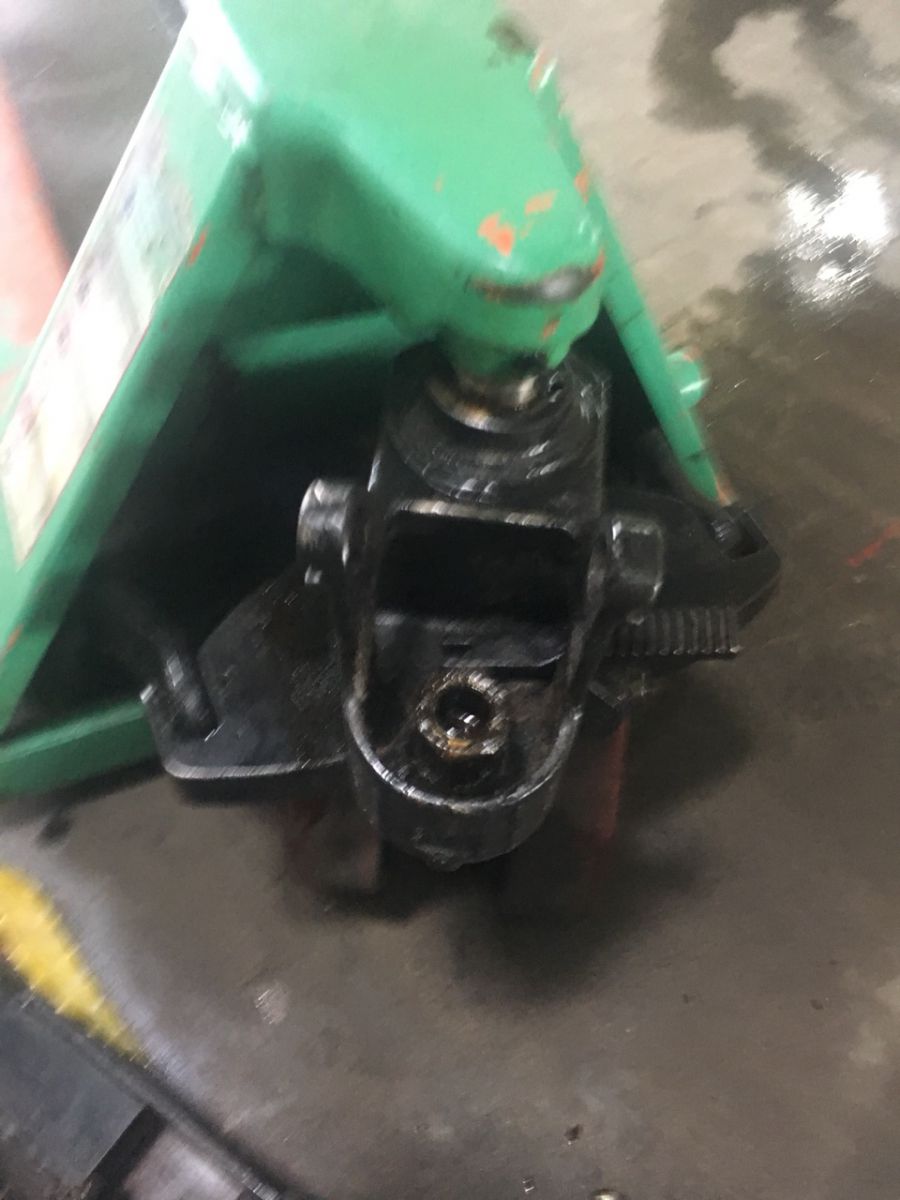 Thay sin phốt ty bơm xe nâng tay