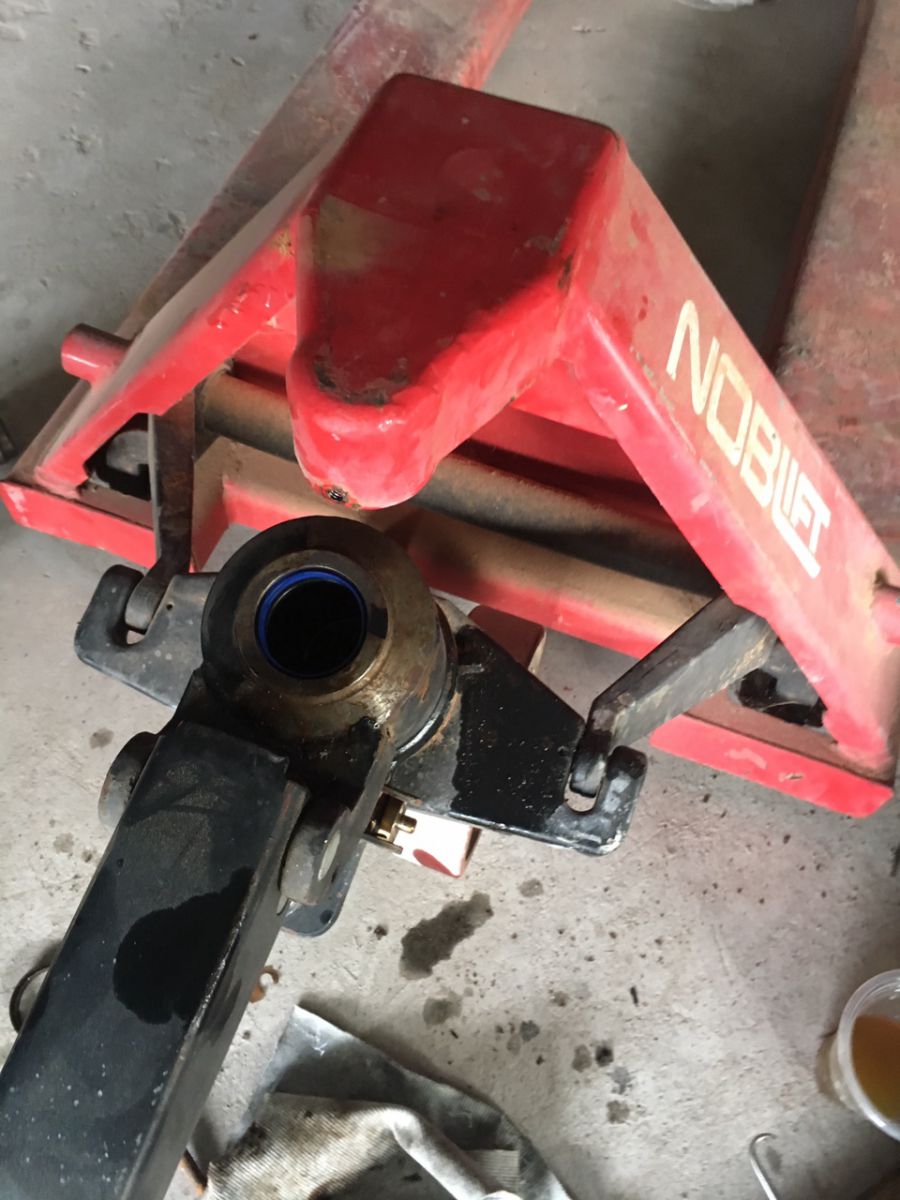 Thay sin phốt xe nâng tay