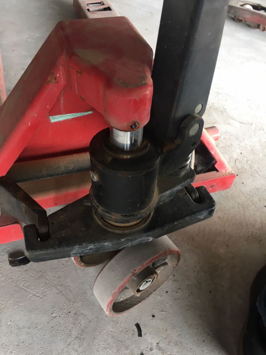 Xe nâng tay sau khi phục hồi bơm thủy lực