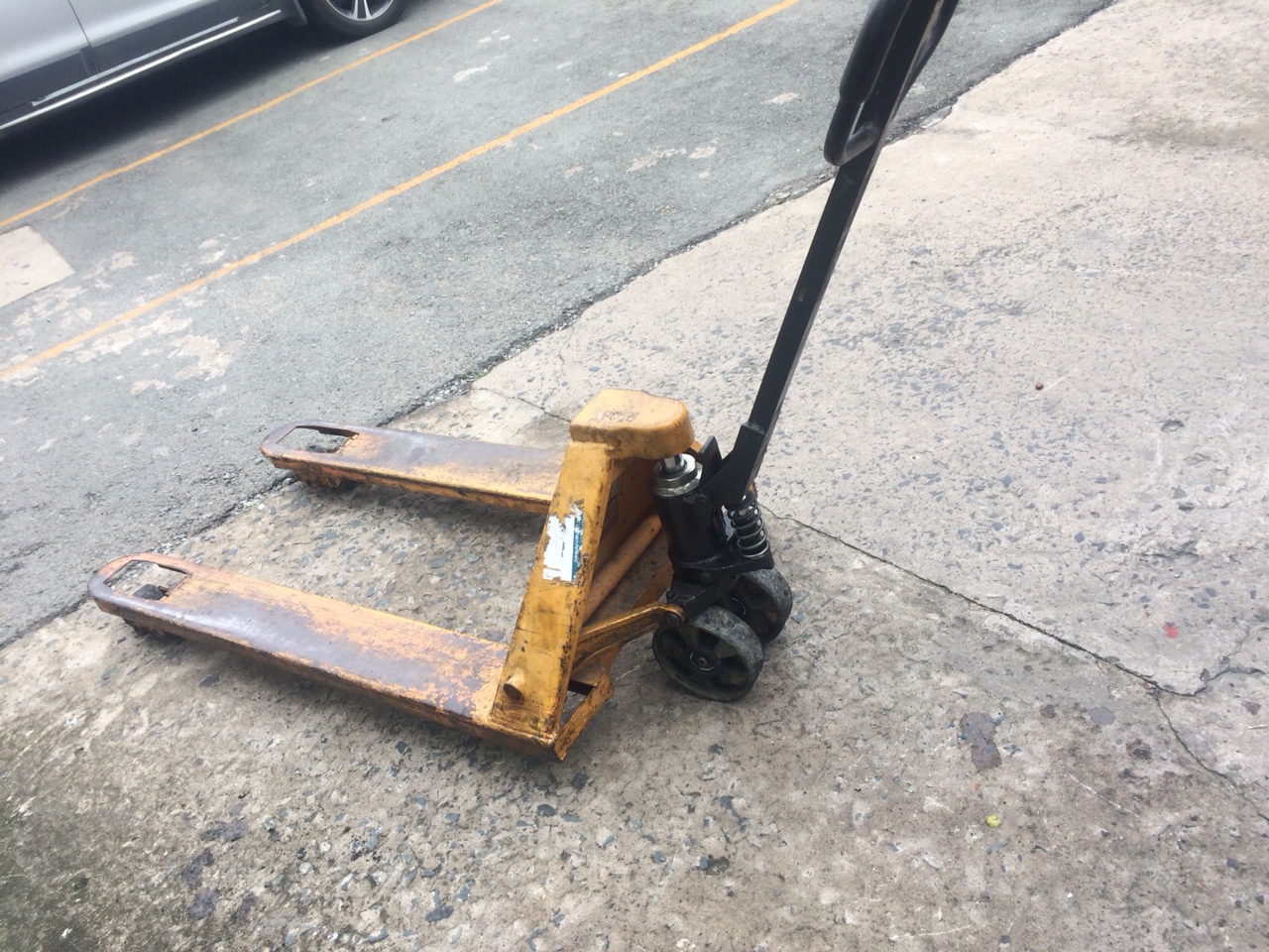 Xe nâng tay bị xì nhớt