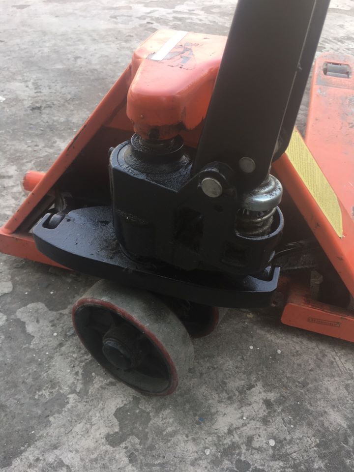 Xe nâng tay bị xì nhớt
