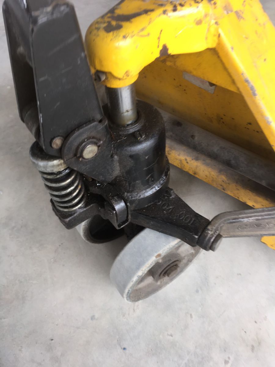 Xe nâng tay Ichimens bị xì nhớt bơm không lên