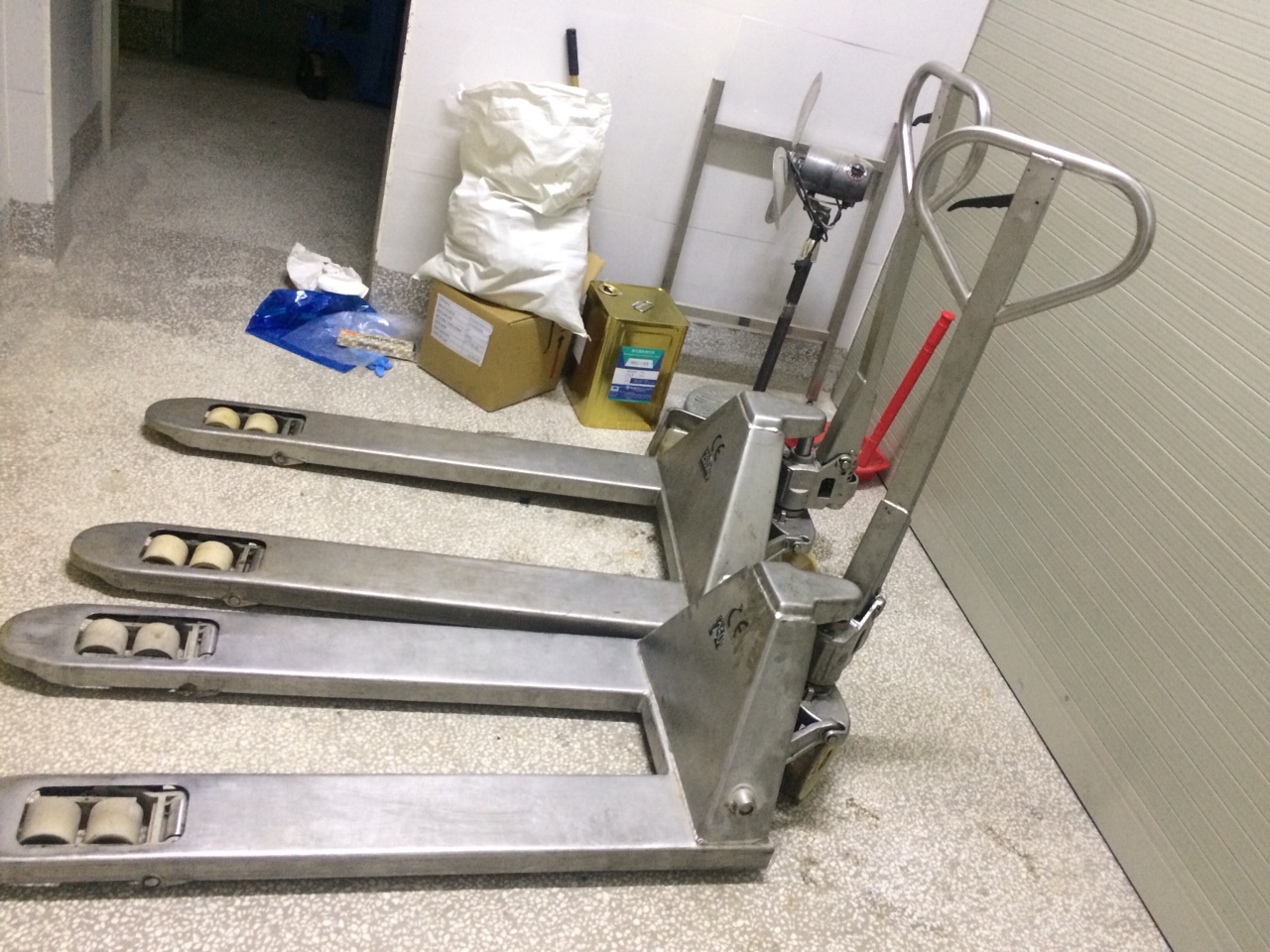 Xe nâng tay inox bị hư hỏng