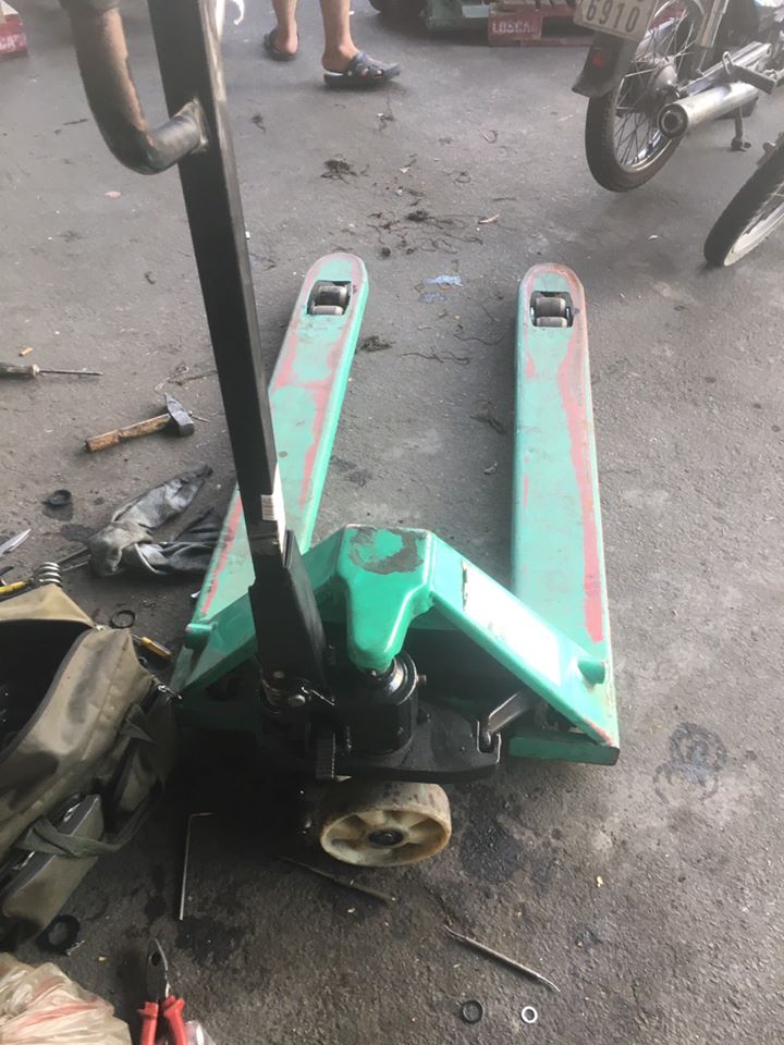 Xe nâng tay kích nâng không lên