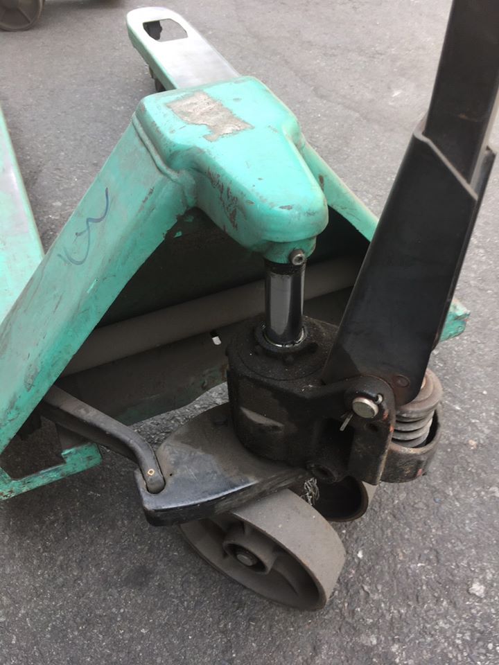 Xe nâng tay sau khi phục hồi bơm thủy lực