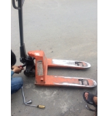 Sửa xe nâng tay siêu nhỏ 2500kg ở công ty Giấy