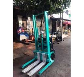 Xe nâng điện Nhật bãi tải 980kg nâng cao 1m5