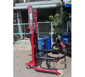 Xe nâng quay đổ phuy chế dùng được cho phuy sắt, nhựa 